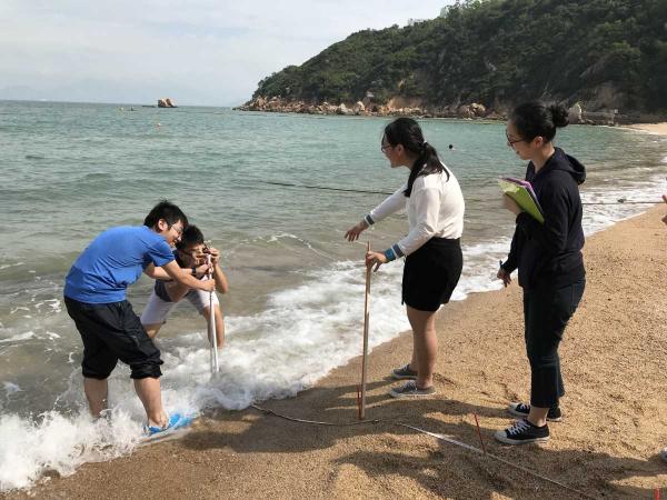 18-19 Cheung Chau Coastal Study - Measuring the slope angle of Tung Wan beach on Cheung Chau Island