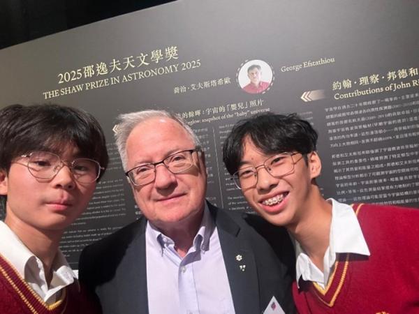 Students took a photo with Wolfgang Baumeister, the 2025 Shaw Prize Laureate in Life Science and Medicine.