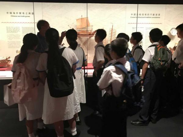 中國歷史科老師帶領初中學生參觀海事博物館，過程中，同學專心聆聽導賞員講解，對香港海事歷史增加了不少認識。(9/2019)