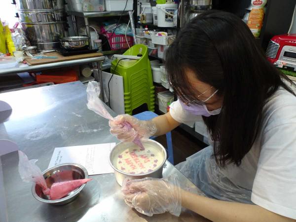 Learning beyond the classroom enables students to gain both knowledge: cake making course